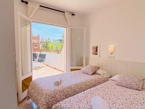 Habitación con salida a la terraza.