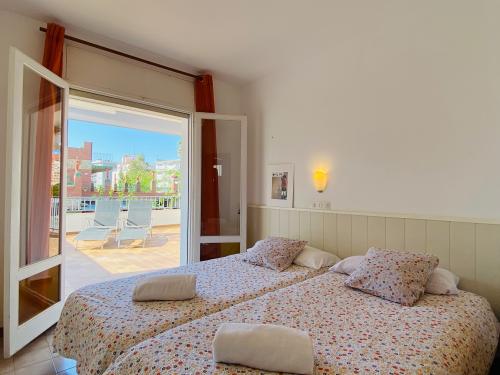 Habitación con salida a la terraza.